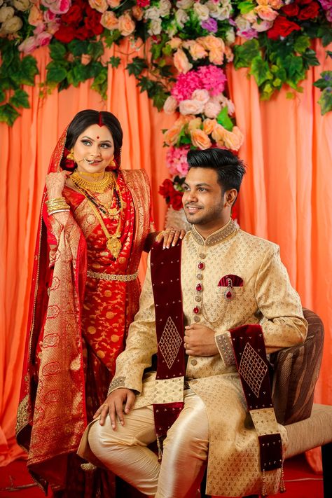 Kaddi red saree bride, saree bride, red bride Bengali Groom Outfit, Bengali Photoshoot, Bengali Bride Reception Look, Bengali Couple, Engagement Saree, Marathi Bride, Groom Party, Bridal Couple, Indian Bride Makeup