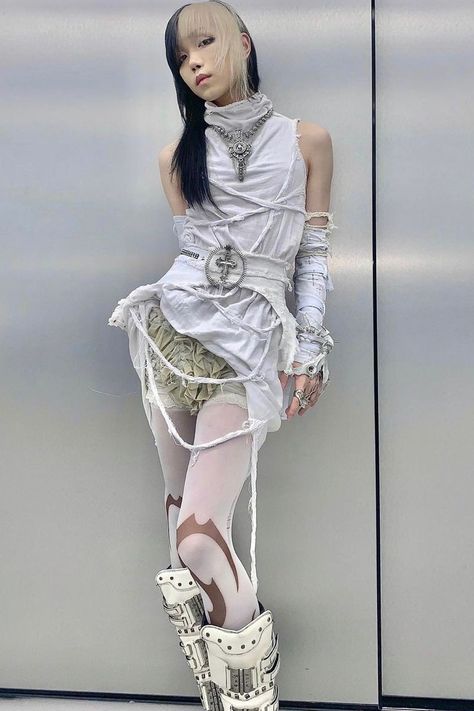 Subversive Fashion Aesthetic, White Cybercore, Cybercore Outfit, Subversive Fashion, Arte Punk, Aesthetic White, Fashion Inspiration Design, Fashion Design Sketches, Kpop Fashion Outfits