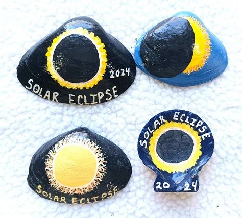 Full Solar Eclipse Painted Rocks and Seashell Designs Rocks To Paint, Painted Seashells, Movie Crafts, Solar Eclipses, Christmas Craft Projects, Acrylic Paint Pens, Acrylic Craft Paint, Farm Stand, Kindness Rocks