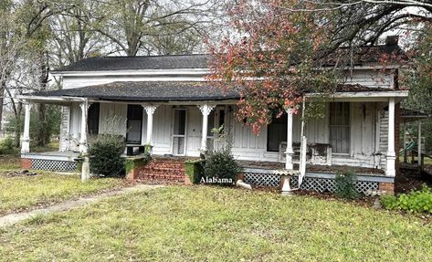 c.1860 Alabama Farmhouse For Sale $50K - Old Houses Under $50K Farming Family, Linden Homes, Cheap Houses For Sale, Old Homes, Home Buying Checklist, Cheap Houses, Sold Home, House Property, Real Estate Video