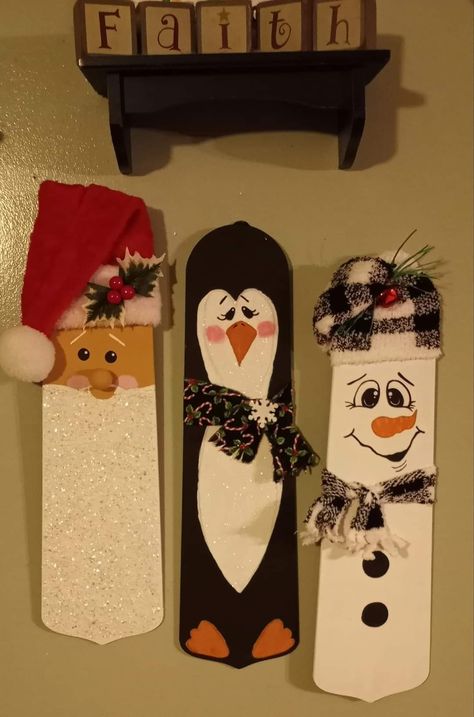 Painted Fan Blades, Ceiling Fan Crafts, Fan Blade Art, Ceiling Fan Art, Painted Fan, Christmas Yard Art, Snowman Christmas Decorations, Diy Christmas Decorations Easy, 12 December