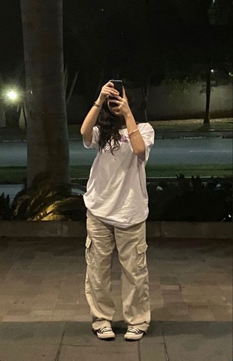 Sweetwear Outfit, Clothes On People, Desain Editorial, Cargo Pants Outfit, Baggy Clothes, Trendy Outfits For Teens, Tomboy Outfits, Tomboy Style Outfits, Swaggy Outfits