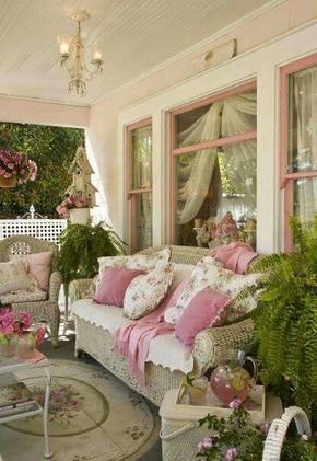 Shabby Chic Outdoor Decor, Shabby Chic Porch, Styl Shabby Chic, Shabby Chic Decorating, Porch Sitting, Decoration Shabby, Estilo Shabby Chic, Cottage Shabby Chic, Style Shabby Chic