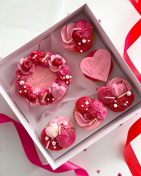 Bento Box Valentines Day Cake, Cute Cake Packaging, Valentine Bento Cake Designs, Mini Valentines Cake, Valentines Day Bento Cake, Valentines Mini Cake, Valentine Package Ideas, Bento Cake With Cupcakes Set, Valentines Bento Cake