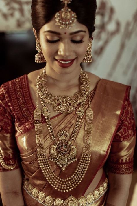 Kerala Wedding Saree, South Indian Wedding Saree, South Indian Bridal Jewellery, Red Sari, Bridal Sarees South Indian, Sari Design, Indian Bridal Sarees, Indian Bridal Jewellery, Wedding Saree Blouse