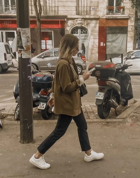 French Style Sneakers, French Sneakers Outfit, Veja Sneakers Outfit Women Summer, Veja Sneakers Outfit Winter, White Sneakers Outfit 2023, Veja Street Style, Veja Sneakers Outfit Summer, Parisian Sneakers, Veja Sneakers Outfit Women