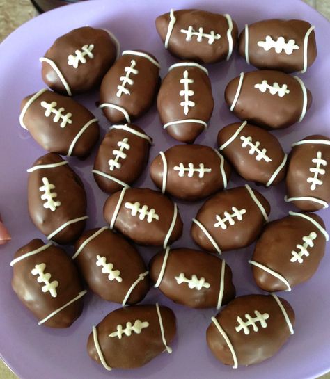 Oreo Balls Football, Oreo Ball Footballs, Football Oreo Balls, Football Truffles, Oreo Football, Football Desserts, Tailgate Treats, Football Cakes, Cookie Truffles