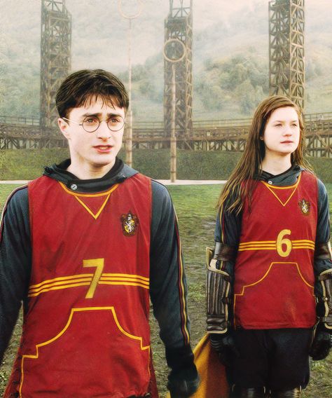 Harry and Ginny Harry Potter Costumes, Harry Potter Ginny, Stile Harry Potter, Harry Potter Wall, Harry And Ginny, Harry Potter Cosplay, Neville Longbottom, Images Harry Potter, Bonnie Wright