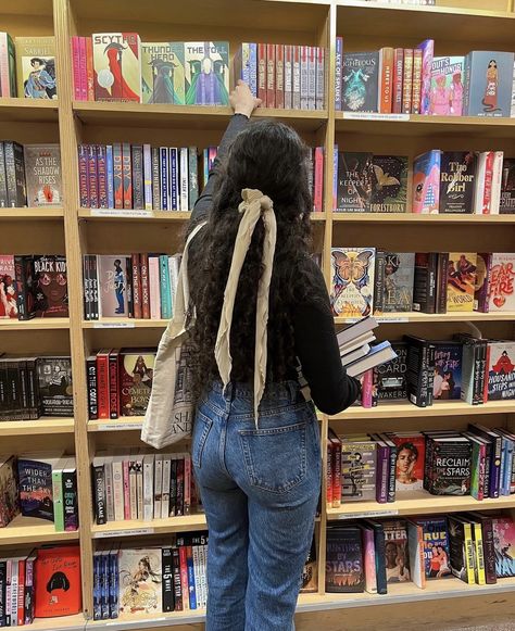 Book Store Poses, Book Store Instagram Pics, Book Store Photos, Book Store Photoshoot Aesthetic, Bookstore Instagram Photos, Photo Ideas With Books, Book Store Pictures, Book Instagram Post, Bookstore Pictures