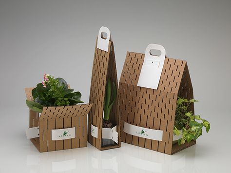 The goal was to design a carrier for potted plants that is suitable for an endless variety of sizes and shapes. This carriers consist of three materials: perforated cardboard, paper stripes and paper handles. With this equipment it is possible to arrange … Useful Packaging, Nature Packaging, Eco Packaging Design, Eco Friendly Packaging Design, Natural Packaging, Vegetable Packaging, Fruit Packaging, Small Business Packaging Ideas, Eco Packaging