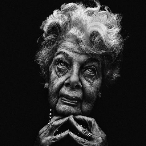 by LJ., via Flickr ..... luv the contrast in this work (arbus meets weegee...wonderful!) Old Faces, Homeless People, Old Woman, Black And White Portraits, Lee Jeffries, People Of The World, Black White Photos, Interesting Faces, 인물 사진