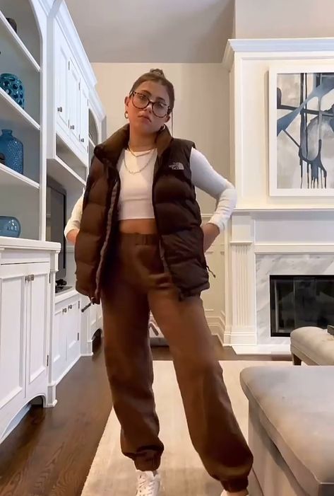 Sweatpants Dressy Outfit, Sweats Work Outfit, Brown Sweatpants Outfits For School, Brown Nike Sweatpants Outfit, Brown Cargo Sweatpants Outfit, Sweatpants Outfits For Women, What To Wear With Brown Sweatpants, Light Brown Sweatpants Outfit, How To Style Brown Sweatpants