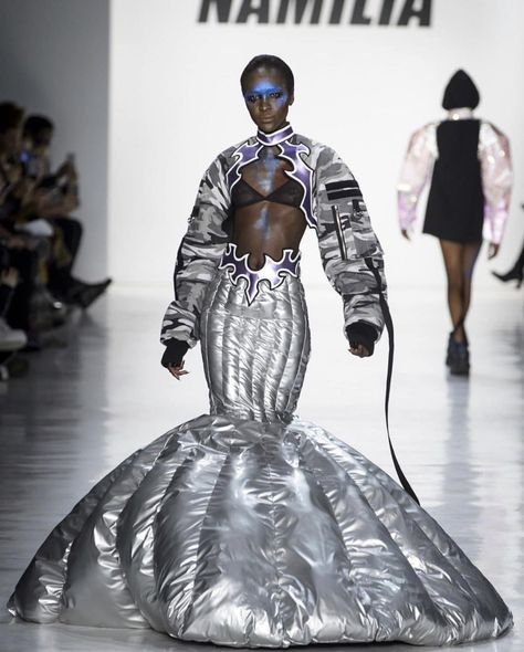 Futurism Fashion, Camp Fashion, Space Fashion, Catty Noir, Conceptual Fashion, Weird Fashion, Futuristic Fashion, Silver Dress, Fall 2017