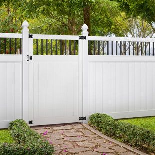 Modern Farmhouse Fence, White Fence Backyard, Home Fence Ideas, Privacy Fence Gate, Backyard Fence Decor, Vinyl Gates, White Vinyl Fence, Vinyl Fence Panels, Vinyl Privacy Fence