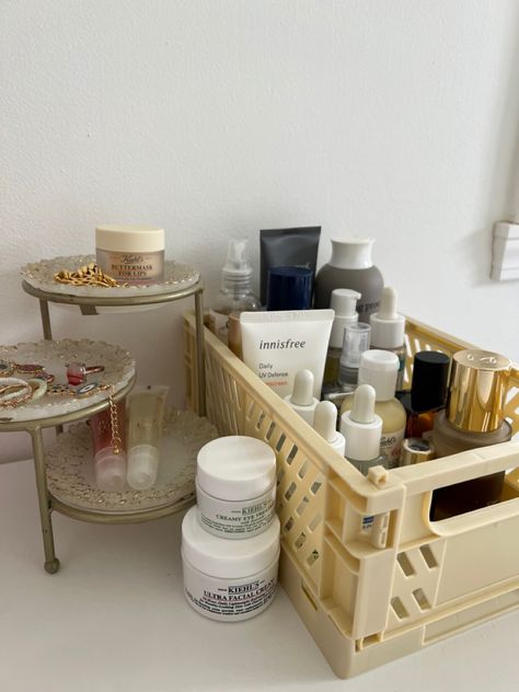 Skincare aesthetic | skincare | room decor aesthetic | nightstand decor | luxury skincare | instagram story |instagram story ideas | instagram picture ideas | college dorm room | college dorm room aesthetic | nightstand aesthetic | jewelry aesthetic | desk set up aesthetic Desk Organized Aesthetic, Aesthetic Make Up Organization, Skincare Setup In Bedroom, Aesthetic Desk Storage, Accesories Organisation Aesthetic, Skincare Organization Ideas Bedroom, School And Makeup Desk, Skincare Aesthetic Organization, Minimalist Skincare Organization