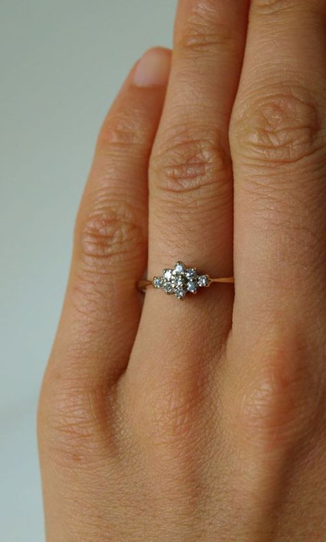 Vintage Engagement Rings Simple, Small Engagement Rings, Rings Beautiful, Engagement Ring Inspiration, Gorgeous Rings, Wedding Rings Solitaire, Simple Engagement Rings, Wedding Rings Unique, Wedding Rings Vintage