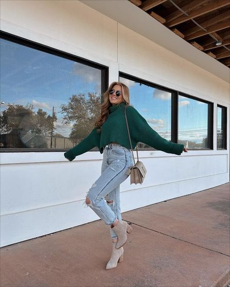 Emerald Green Turtleneck Outfit, Green Top Jeans Outfit, Christmas Outfit Ideas For Women Green, Emerald Top Outfit, Green Turtle Neck Sweater Outfit, Green Sweater Outfit Women, Green Sweater And Jeans Outfit, Cropped Turtleneck Sweater Outfit, Green Dress Winter Outfit