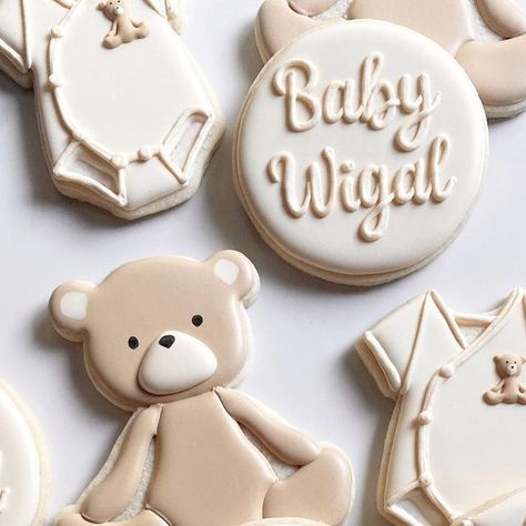 Ronnie’s Custom Cookies on Instagram: "Some bear-y cute cookies for a baby shower! 😉🧸 . . . . . . #cookies #cookiesofinstagram #cookiedecorating #cookiedecorator #decoratedcookies #sugarcookies #bearcookies #babyshowercookies #onesiecookies #teddybearcookies #columbusohio #cbus #614columbus #columbusbakery" Bear Baby Shower Cookies, Onesie Cookies, Teddy Bear Cookies, Unisex Baby Shower, Bear Cookies, Baby Shower Cookies, Baby Bear Baby Shower, Cute Cookies, Custom Cookies