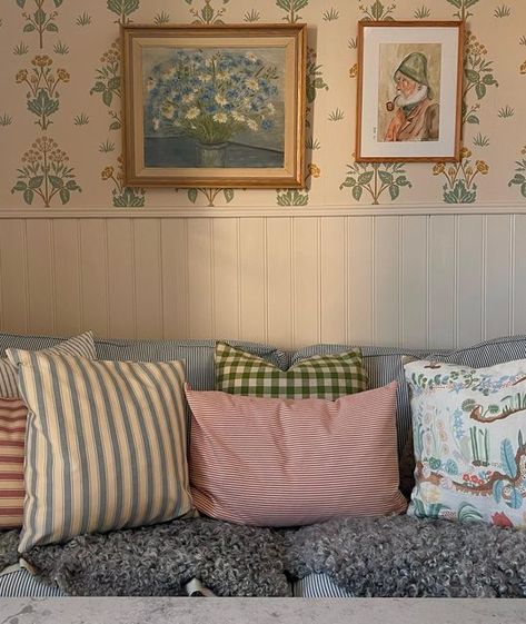 Agnes on Instagram Vintage Cozy Bedroom, Warm Cozy Bedroom, Bedroom Floral, Living Room Decorating Ideas, Living Room Decorating, Room Decorating, House Room, Dream Rooms, Dream House Decor