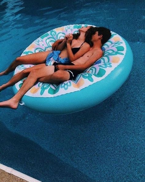 #relationship #couple #vsco Relationships Pics, Cuddly Couple, Vsco Couples, Couple Drawing, Couple Pic, Cute Date Ideas, Film Disney, Couple Goals Teenagers, Goals Pictures