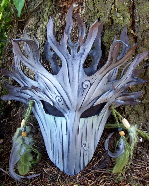 Serial Killer uses this mask to make Police think the killer is Native American. Creepy Masks, Nature Spirits, Leather Mask, 다크 판타지, Cool Masks, Masks Art, Masks Masquerade, Fantasy Armor, Armors