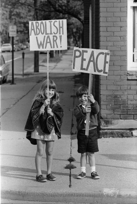 World Peace Aesthetic, 1970s Protest, Peace Protest, Peace Images, Arte Grunge, Protest Signs, Hippie Life, Riot Grrrl, Collage Poster