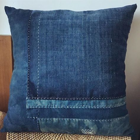 Denim Pillows Diy Recycle Jeans, Recycle Jeans Projects, Denim Furniture, Blue Jean Quilts, Japanese Boro, Denim Pillow, Jean Quilt, Blue Jeans Crafts, Denim Handbags