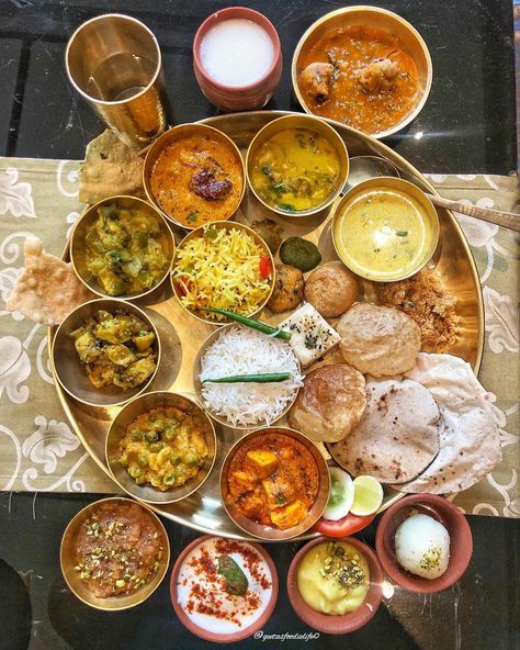 Aesthetic Indian Food, Indian Fast Food, Indian Thali, Indian Food Photography, Simple Family Meals, Bengali Food, Indian Cooking Recipes, Vegetarian Snacks Recipes, Desi Food