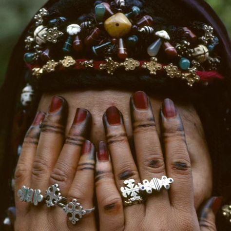 African Women Archive on Instagram: "*Mauritania* 1984 published in Angela Fisher's book - Africa Adorned.

A Mauritanian woman decorated with jewellery. Although Mauritanian jewellery varies in design according to the region, soldered beads of pyramid and rhomboid shape are used in ornaments throughout Mauritania. Smiths in the Boultilimit area traditionally combine ebony and gazelle horn with silver to make pendants, bracelets, and prayer bead necklaces worn by the Marabout and nobility.
.
.
.
.
.
.
.
.
.
.
.
.
#mauritania
#Mauritanian
#amazigh 
#jewellery 
#silversmith 
#Africa
#westernafrica
#africanwomen
#nouakchott
#nouadibou" African Jewelry Traditional, Mauritania Culture, African Ornaments, Gazelle Horns, African Necklace, Bead Necklaces, African Beads, African Jewelry, African Women