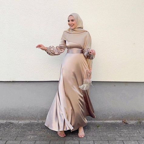 Hijabi Silk Dress, Dress For Muslim Women, Satin Abaya, Elegant Silk Dresses, Bridesmaid Satin, Dress Abaya, Soiree Dresses, Long Skirt Fashion, Streetstyle Outfit