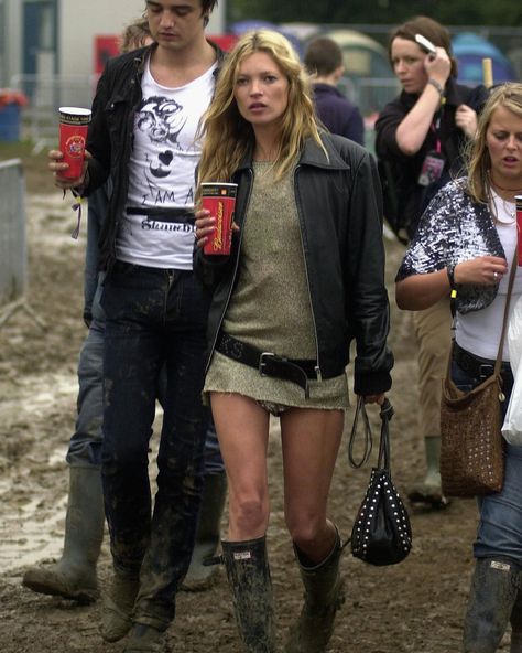 Happy Glastonbury! Unlike other popular music festivals, the gathering has a unique sartorial edge. The festival’s style is classified by boho-chic staples like knee-high wellies, micro-mini hemlines, funky patterns, worn-in barn jackets, and dusters. Scroll through for some of the best celebrity Glastonbury looks of all time from #SiennaMiller, #KateMoss, #AlexaChung, and more. 📷: Getty Boho Rocker Chic Style, Boho Rock Style, Boho Rocker Chic, Rocker Chic Style, Boho Rocker, Moss Fashion, Boho Rock, Winter Boho, Boho Chic Outfits