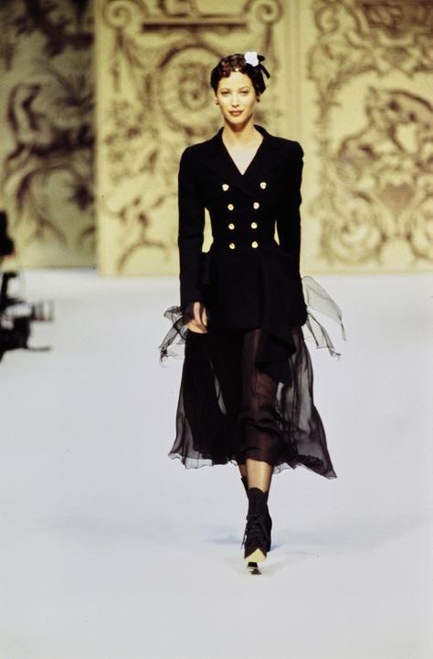 Chanel Spring 1993 Couture Fashion Show Collection: See the complete Chanel Spring 1993 Couture collection. Chanel Archive, 90s Fashion Dresses, Chanel Fashion Show, Original Supermodels, Chanel Couture, Chanel Spring, Christy Turlington, Chanel Fashion, Fashion Show Collection