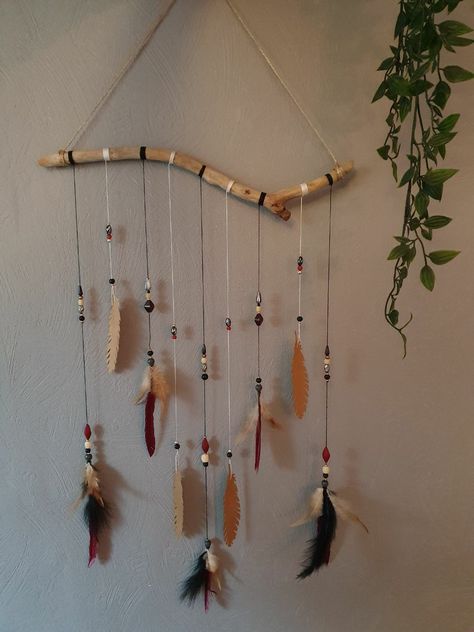 Homemade Mobile, Daycare Room Ideas, Indian Diy, Feather Mobile, Egyptian Party, Mobile Diy, Feather Crafts Diy, Indian Room Decor, Natural Nursery