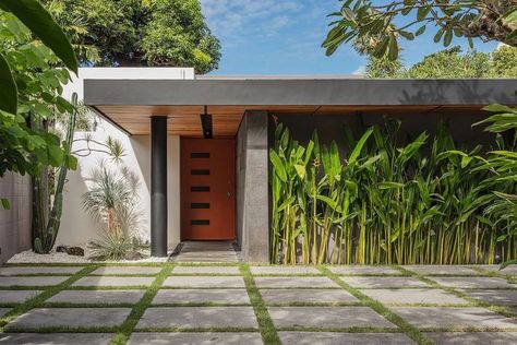 Mid Century Courtyard, Palm Springs Homes, Spring Architecture, Farm Villa, Palm Springs Mid Century Modern, Tropical Villa, Modern Tropical House, Modern Courtyard, Mid Century Exterior