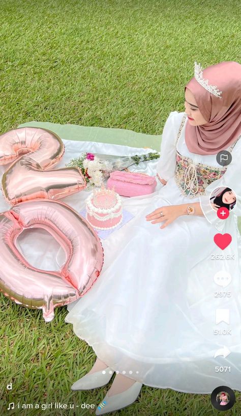 Ide Foto Birthday, Ootd Birthday Party Hijab, Outfit Birthday Party Hijab, Dress Ultah, It's My Birthday 20, Wish You Happy Birthday, Ootd Poses, Birthday 20, Cute Birthday Pictures