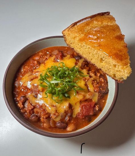 Chili Aesthetic, Spicy Turkey, Skillet Cornbread, Chili And Cornbread, Hot Honey, Sharp Cheddar, Food Cravings, Aesthetic Food, Skillet