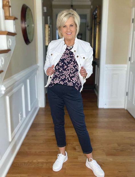 Business Casual White Sneakers Woman, Summer Business Casual Outfits With Sneakers, Tennis Shoes For Women Over 50, Over 50 Womens Fashion 2023 Summer, Summer Business Casual Outfits For Women Work Attire, White Sneakers Outfit Summer, How To Wear White Sneakers, Mode Over 50, White Sneakers Outfit