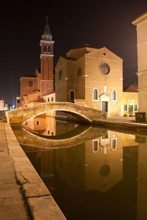 Reflection Photography, Adriatic Sea, Romeo And Juliet, Marinara, Travel Experience, Beautiful Landscapes, Venice, Life Is Good, Beautiful Places