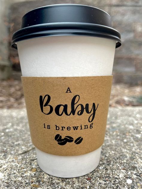 These "A Baby is Brewing" coffee cups with lids and sleeves are perfect for your baby shower or gender reveal. Great for coffee, hot cocoa or other hot beverages. Each set includes: (10) 12 oz. coffee cups, (10) black lids, and (10) kraft paper cup sleeves printed with black opaque ink. Each cup is approx. 5" h x 3.5" w. So Sweet Party Shop specializes in personalized, handmade party decorations for birthdays, baby showers or any celebration! Shop our beautiful, handmade decorations. Just open t Hot Chocolate Bar Gender Reveal, Coffee Gender Reveal Ideas, Coffee Theme Gender Reveal, Cafe Baby Shower Ideas, Baby Brewing Baby Shower Ideas, Baby Brewing Coffee Shower Ideas, Coffee Baby Announcement, Hot Cocoa Bar Baby Shower Ideas, Baby Brewing Shower Ideas Coffee