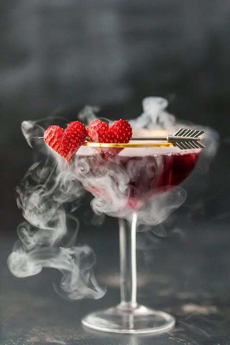 Dry Ice Drinks, Pomegranate Martini, Valentines Day Food, Martini Recipes, Valentine's Day Recipes, Love Potion, Pretty Drinks, Think Food, Valentines Food