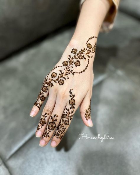 Minimal Mehandi, Simple Henna Designs Hand, Aesthetic Mehndi, Henna Flower Designs, Simple Mehandi, Inai Pengantin, Eid Mehndi, Hand Mehndi Design, Finger Henna Designs