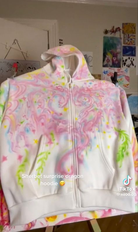 Spray Paint Clothes Ideas, Airbrush Sweatshirts, Air Brush Clothes, Airbrushed Hoodie, Airbrush Hoodie, Airbrush Clothes, Painted Hoodie, Halloween Costumes 2022, Round Of Applause