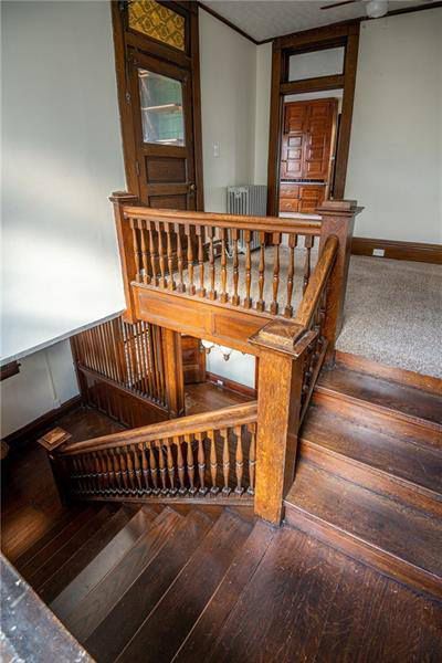 Wooden Staircase, Victorian Interiors, Country Interior, Interior Stairs, House Blueprints, Vintage Interiors, Old House Dreams, Craftsman House, House Flooring