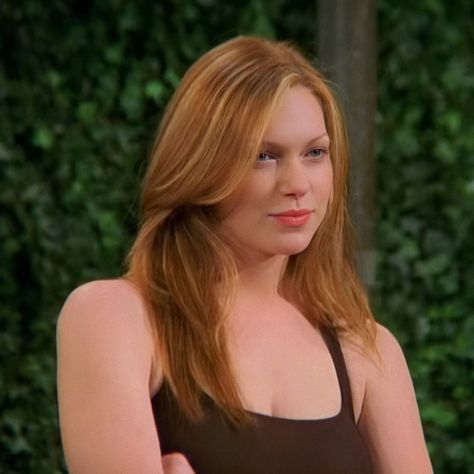 That 70s Show Hair, Jackie That 70s Show Hair, Laura Prepon 90s, That 70s Show Fashion, Donna That 70s Show, Laura Prepon That 70s Show, 90s Redhead Actress, Red Haired Actresses, Donna Pinciotti