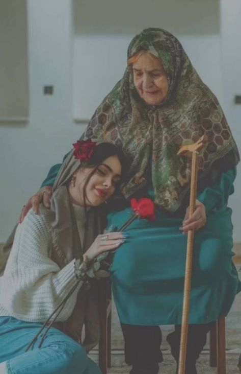 Mother Daughter Dp, Mother Daughter Pics, Mother And Daughter Aesthetic, Maa Dp Pic, Maa Pic, Mother's Pic, Mother Daughter Pictures, Mother Daughter Photoshoot, Al Qur'an Photography