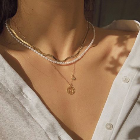 Soft Jewelry Aesthetic, Necklace Design Ideas, Layered Accessories, Rings Korean, Gold Necklace Design, Women Gold Necklace, Women Gold Pendant, Fendi Ring, Korean Kawaii