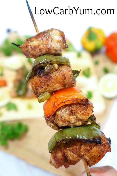 Fire up the grill for these yummy marinated chicken fajita kebabs skewers. You'll love them as a low carb appetizer or meal. Perfect for summer barbecue! Chicken Gloria Recipe, Kebabs Skewers, Chicken Shish Kabobs, Easy Summer Dishes, Shishkabobs Recipe, Kabob Marinade, Shish Kabob, Grilled Chicken Kabobs, Shish Kabobs