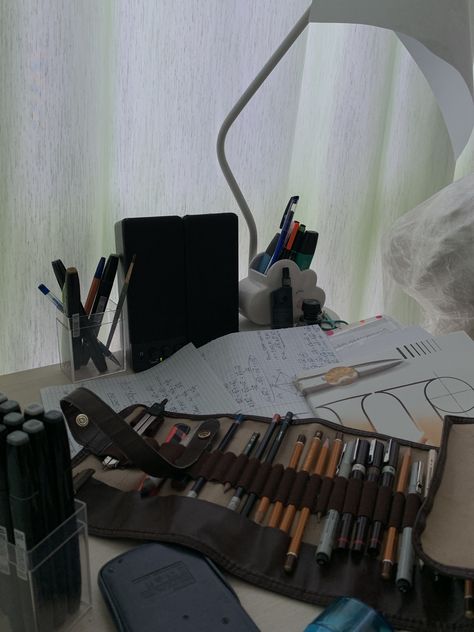 Architect Desk Setup, Archi Student Aesthetic, Archeticture Aesthetic, Architecture Aesthetic Student, Design Student Aesthetic, Architecture Student Aesthetic, Architecture Supplies, Art Student Aesthetic, Architecture Career