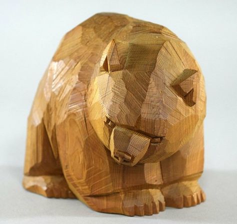 Carved Wooden Animals, Animal Carving, Whittling Projects, Simple Wood Carving, Wood Carving For Beginners, Wooden Bear, Bear Carving, Wood Animal, Wood Carving Designs