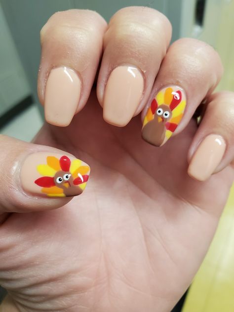 Dip Thanksgiving Nails, Nails With Turkeys, Hand Turkey Nails, Turkey On Nails, Thanksgiving Nails For Kids Easy, Turkey Nail Designs Thanksgiving, Thanksgiving Nails With Turkey, Cute Easy Thanksgiving Nails, Thanksgiving Nails Short Dip